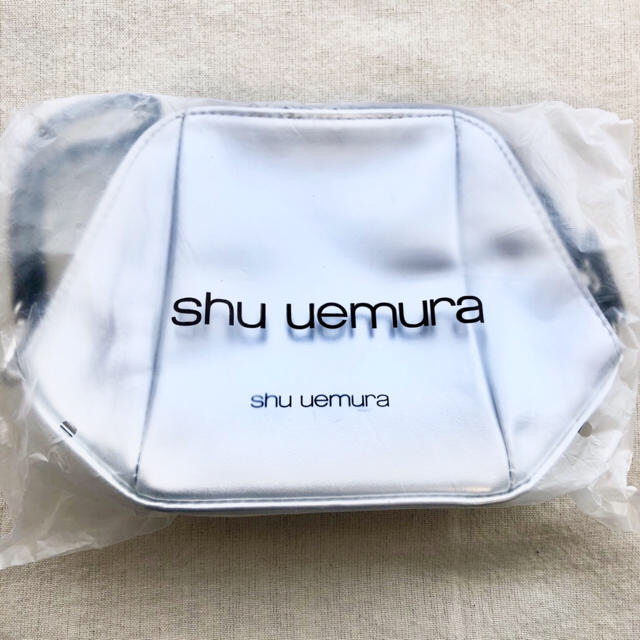 shu uemura(シュウウエムラ)のシュウウエムラ　ノベルティ　ポーチ　シルバー　新品未使用 レディースのファッション小物(ポーチ)の商品写真