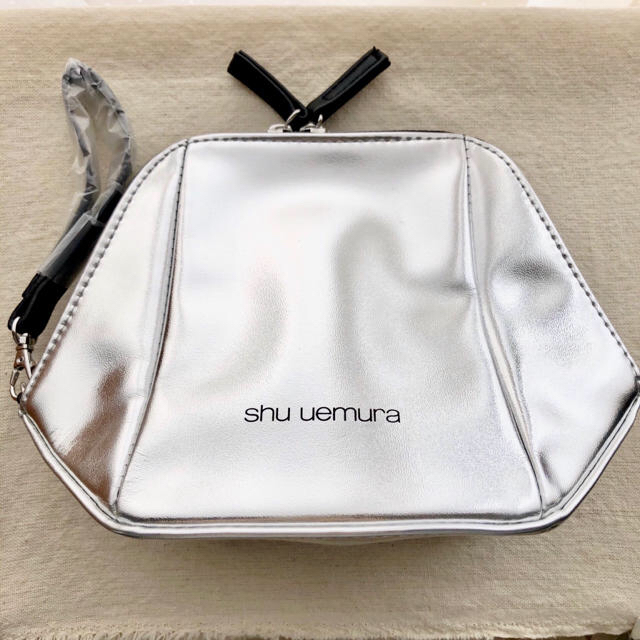 shu uemura(シュウウエムラ)のシュウウエムラ　ノベルティ　ポーチ　シルバー　新品未使用 レディースのファッション小物(ポーチ)の商品写真