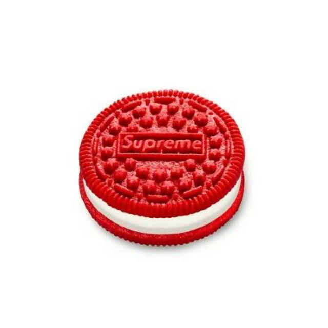 Supreme(シュプリーム)の正規品新品未開封Supreme Oreo 日本未入荷　3個入り　レア 食品/飲料/酒の食品(菓子/デザート)の商品写真