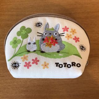 ジブリ(ジブリ)のトトロ　ポーチ　刺繍　ミニトトロ　クローバー　ホワイト　ベージュ  花(ポーチ)