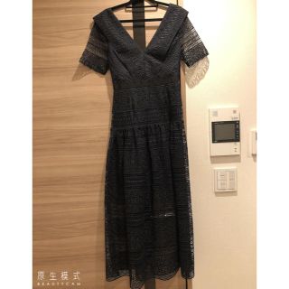 セルフポートレイト(SELF PORTRAIT)のself portrait新品未使用試着のみスパイラルパネルVネックドレス👗(ミディアムドレス)