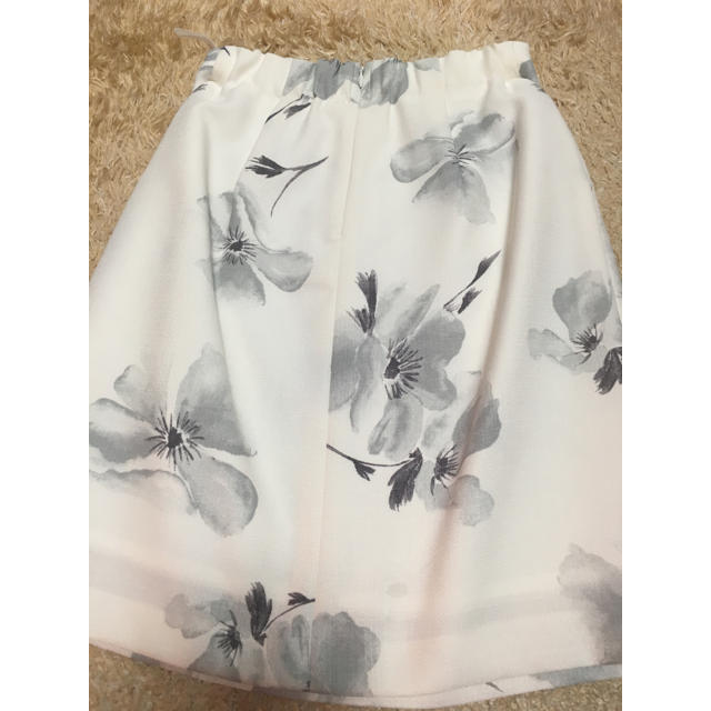 ASTORIA ODIER(アストリアオディール)の美品 アストリアオディール 花模様 スカート スプリング レディースのスカート(ひざ丈スカート)の商品写真