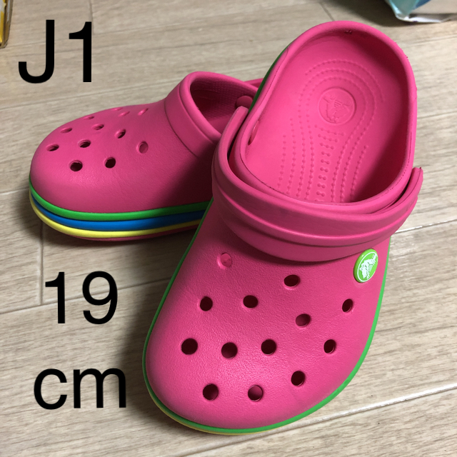 crocs(クロックス)のクロックス キッズ サンダル レインボー J1 19センチ キッズ/ベビー/マタニティのキッズ靴/シューズ(15cm~)(サンダル)の商品写真