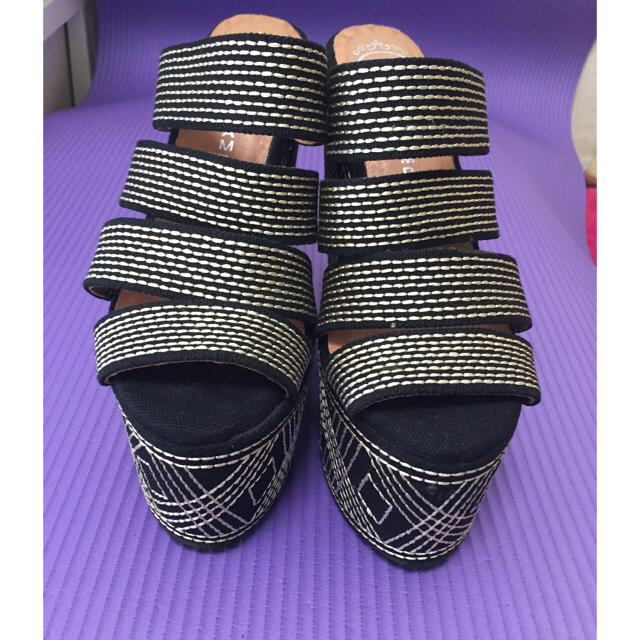 JEFFREY CAMPBELL(ジェフリーキャンベル)のJeffreyCampbell 刺繍サンダル☆ブラック レディースの靴/シューズ(サンダル)の商品写真