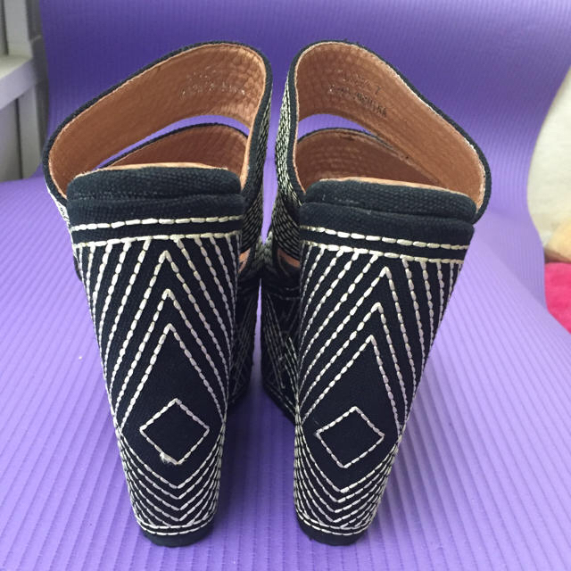 JEFFREY CAMPBELL(ジェフリーキャンベル)のJeffreyCampbell 刺繍サンダル☆ブラック レディースの靴/シューズ(サンダル)の商品写真