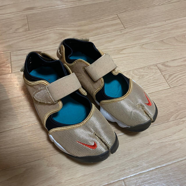 スニーカーNIKE エアリフト　ゴールド　25cm