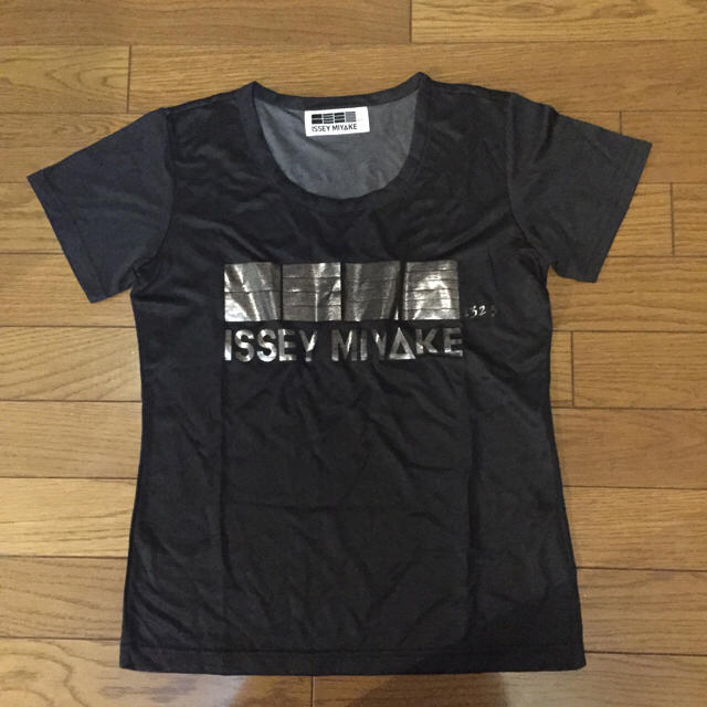 ISSEY MIYAKE(イッセイミヤケ)の1325.イッセイミヤケロゴT レディースのトップス(Tシャツ(半袖/袖なし))の商品写真