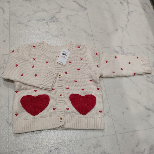 babyGAP(ベビーギャップ)の【新品】babyGAP ハート刺繍　カーディガン　70cm キッズ/ベビー/マタニティのベビー服(~85cm)(カーディガン/ボレロ)の商品写真