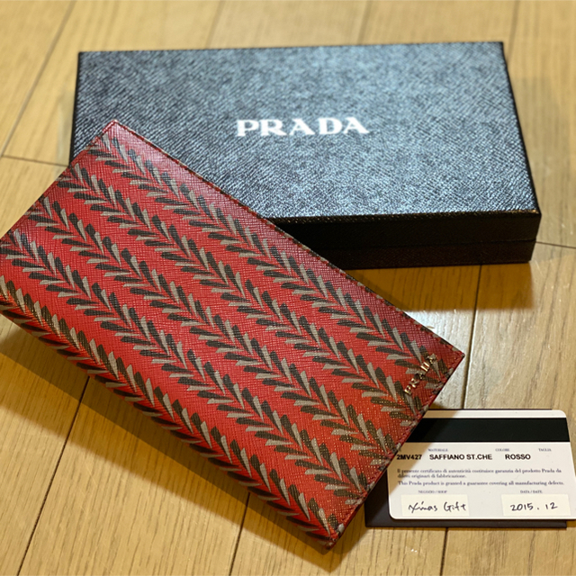 PRADA(プラダ)のPRADA 2015年クリスマスノベルティ　パスケース レディースのファッション小物(パスケース/IDカードホルダー)の商品写真