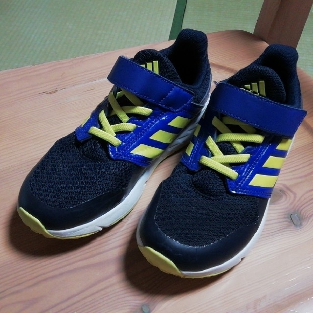 adidas(アディダス)のアディダス　スニーカー（子供用）21.5cm キッズ/ベビー/マタニティのキッズ靴/シューズ(15cm~)(スニーカー)の商品写真