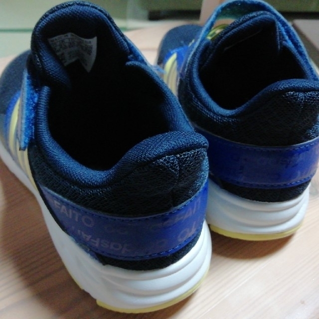 adidas(アディダス)のアディダス　スニーカー（子供用）21.5cm キッズ/ベビー/マタニティのキッズ靴/シューズ(15cm~)(スニーカー)の商品写真