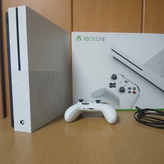 エックスボックス(Xbox)のxbox one s(本体＋コントローラ＋電源ケーブル)(家庭用ゲーム機本体)