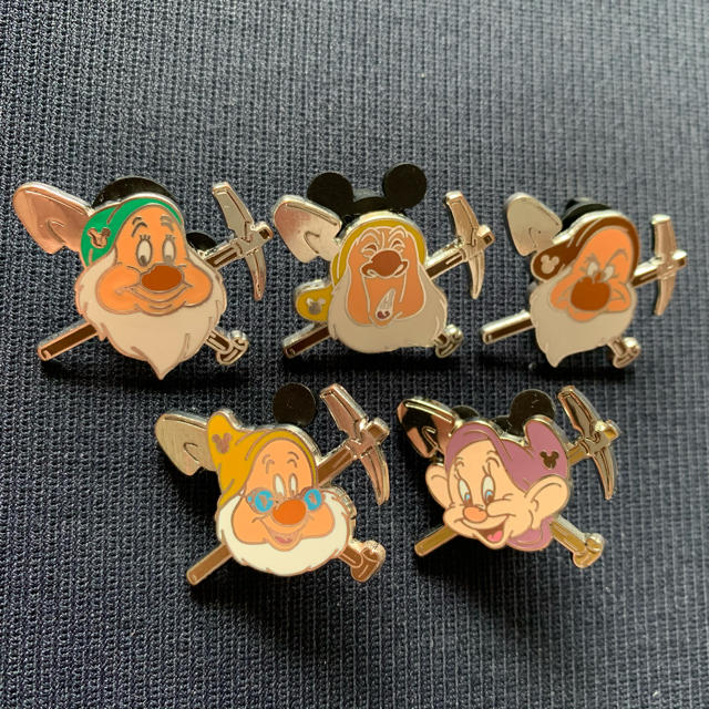 白雪姫(シラユキヒメ)の海外ディズニー　７人の小人　ピンバッジ エンタメ/ホビーのアニメグッズ(バッジ/ピンバッジ)の商品写真