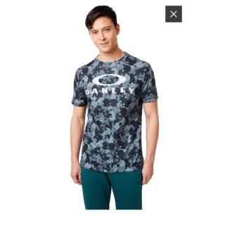 オークリー(Oakley)の新品未使用！Oakleyオークリー 迷彩Tシャツ(Tシャツ/カットソー(半袖/袖なし))