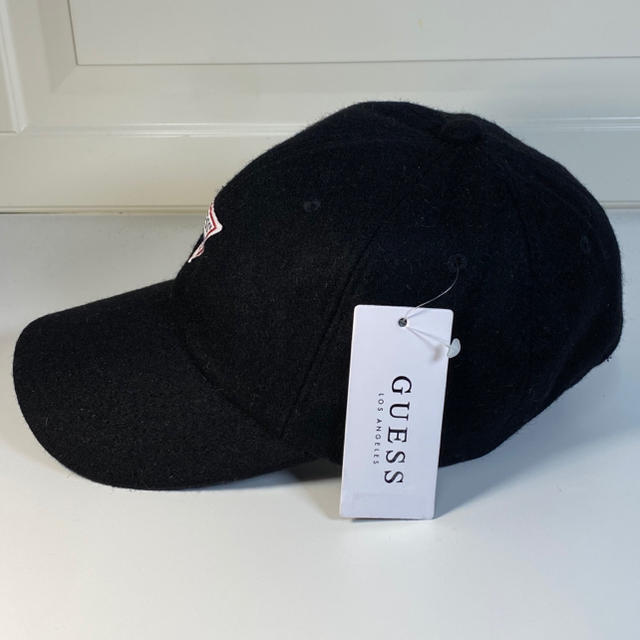 GUESS(ゲス)の新品未使用　GUESS/ゲス　ロー CAP 送料無料 レディースの帽子(キャップ)の商品写真