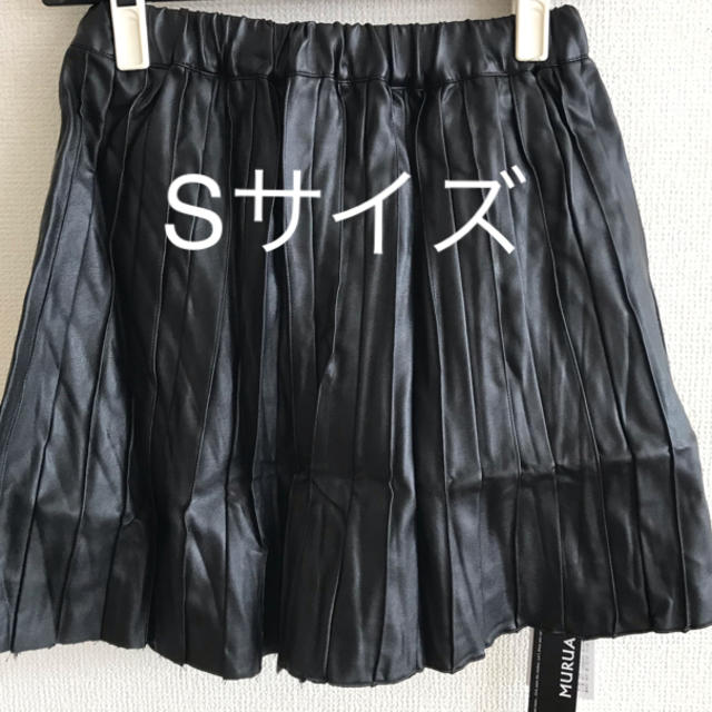 MURUA(ムルーア)の新品　ムルーア　プリーツスカート　フェイクレザー　合皮　黒　ブラック　Sサイズ レディースのスカート(ミニスカート)の商品写真