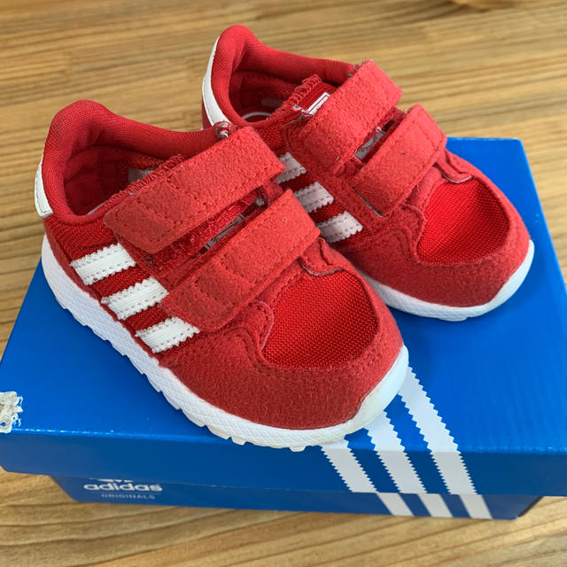 adidas(アディダス)のadidas FOREST GROVE！！ キッズ/ベビー/マタニティのベビー靴/シューズ(~14cm)(スニーカー)の商品写真