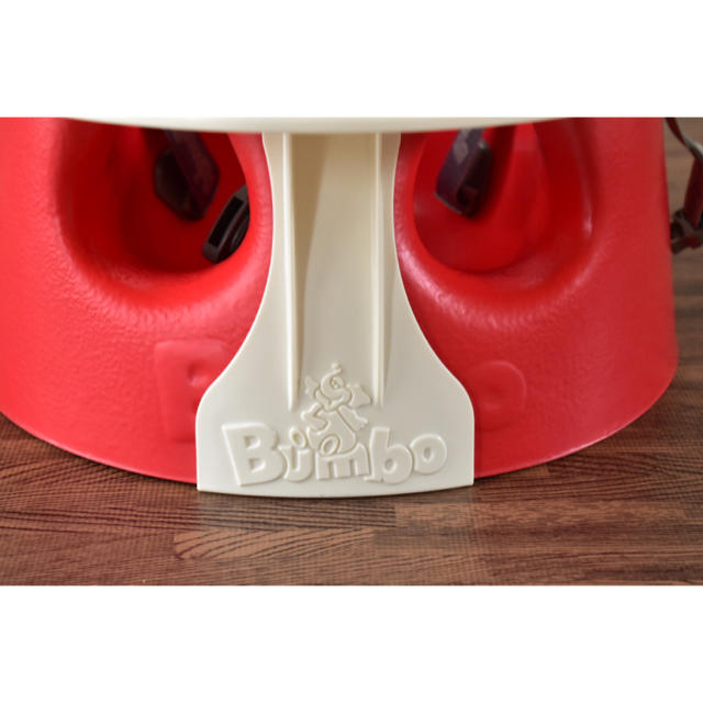 Bumbo(バンボ)のバンボ 赤 トレイ付き キッズ/ベビー/マタニティのキッズ/ベビー/マタニティ その他(その他)の商品写真