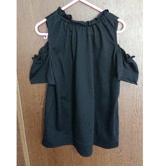 ikka(イッカ)のikka オフショルダー 黒 カットソー 140 キッズ/ベビー/マタニティのキッズ服女の子用(90cm~)(Tシャツ/カットソー)の商品写真