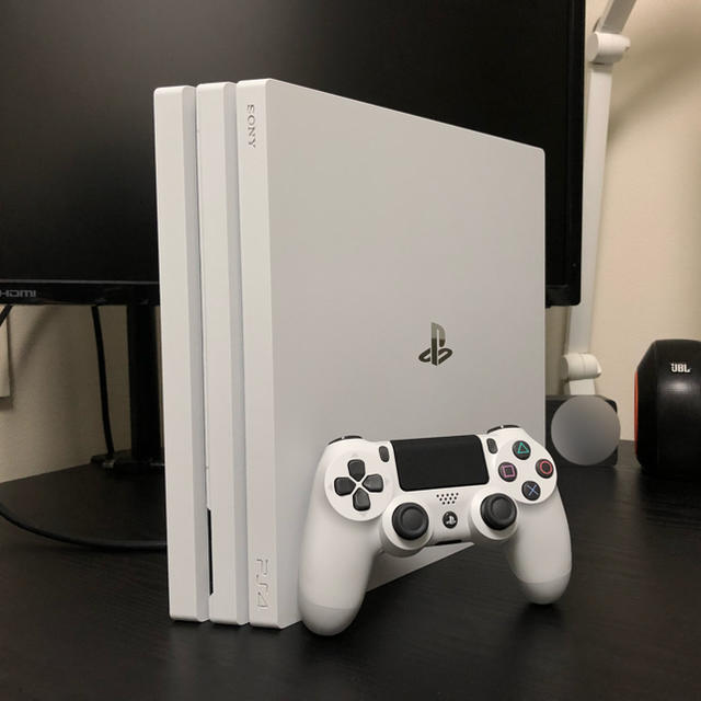 PlayStation4(プレイステーション4)のPS4 Pro 1TB Glacier White エンタメ/ホビーのゲームソフト/ゲーム機本体(家庭用ゲーム機本体)の商品写真