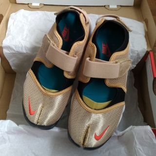 ナイキ(NIKE)の【専用】新品・未使用!!【25cm】ナイキ・エアリフト・メタリック/ゴールド(スニーカー)