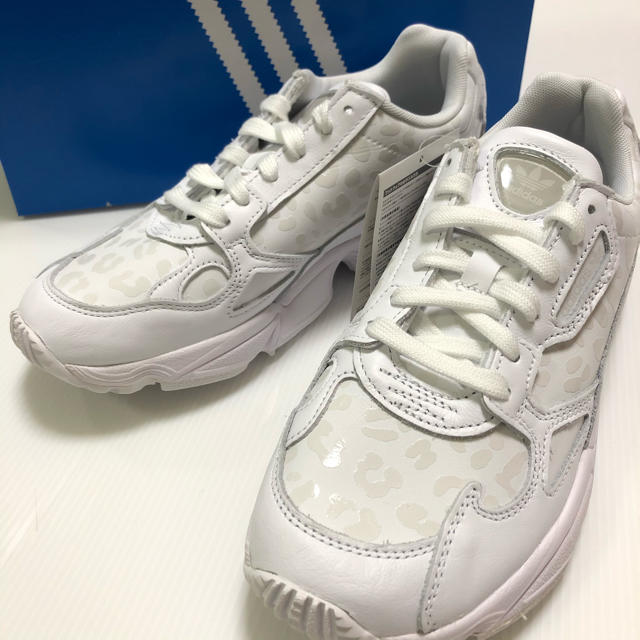 アディダス  ファルコン　W 新品　adidas  falcon EH2665