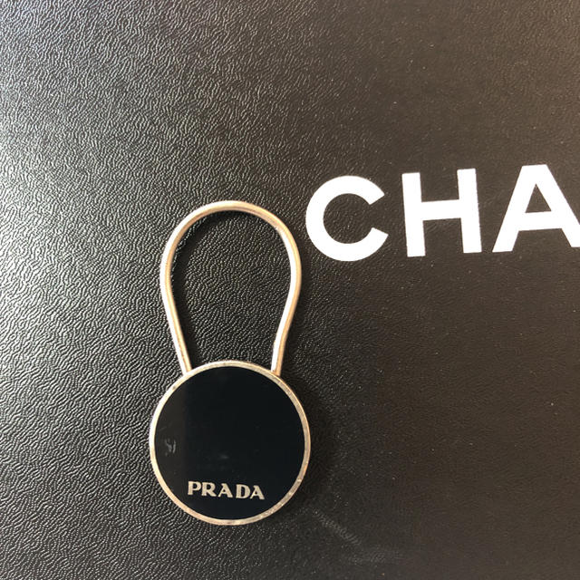 PRADA(プラダ)のPRADA       プレートキーホルダー エンタメ/ホビーのアニメグッズ(キーホルダー)の商品写真