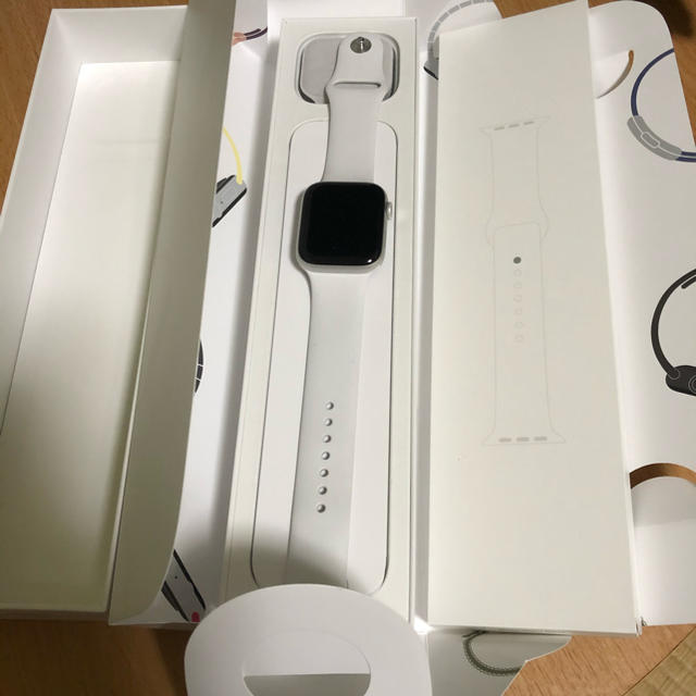 スマホ/家電/カメラApple Watch シリーズ5のGPS+セルラーモデル44mm