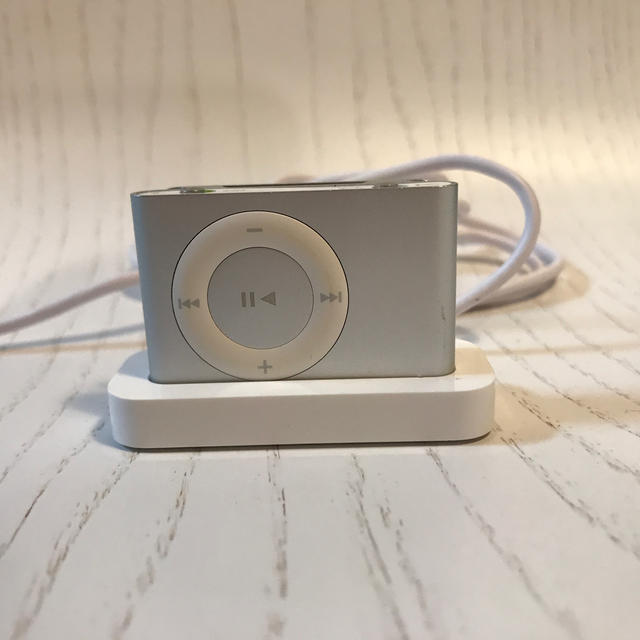 Apple(アップル)の[値下げ]iPod shuffle  スマホ/家電/カメラのオーディオ機器(ポータブルプレーヤー)の商品写真