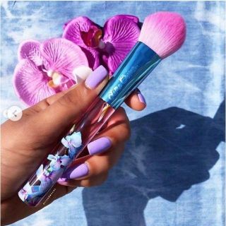 ライムクライム(Lime Crime)のお値下げしました【新品】LimeCrime 限定 メイクブラシ 可愛い フラワー(ブラシ・チップ)