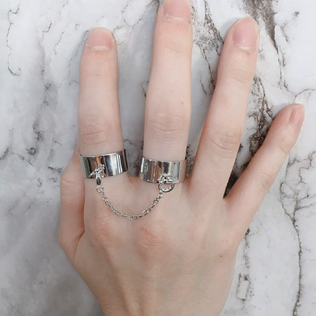 フリーサイズ　チェーン付き2連リング　指輪　シルバー メンズのアクセサリー(リング(指輪))の商品写真