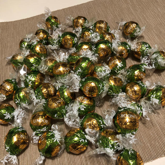 Lindt(リンツ)のリンツ　リンドール　抹茶　600g 48個　コストコ　人気　季節限定 食品/飲料/酒の食品(菓子/デザート)の商品写真