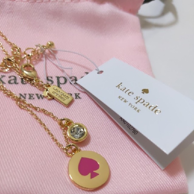 kate spade new york(ケイトスペードニューヨーク)の【新品】kate spadeケイトスペード  ネックレス　レッド　スペード レディースのアクセサリー(ネックレス)の商品写真