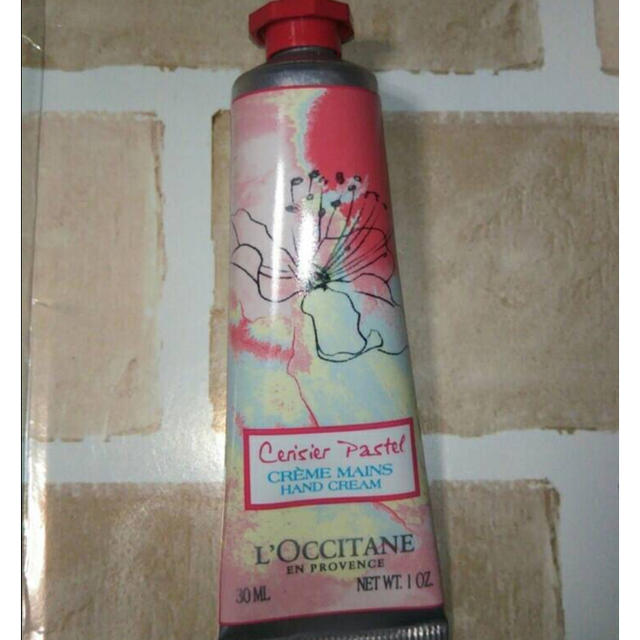 L'OCCITANE(ロクシタン)のロクシタン　チェリーパステル　ハンドクリーム コスメ/美容のボディケア(ハンドクリーム)の商品写真