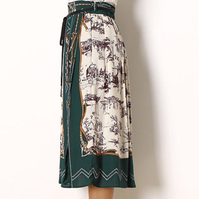 ThreeFourTime(スリーフォータイム)の風景パネルプリント ラップ風タックフレアスカート レディースのスカート(ひざ丈スカート)の商品写真
