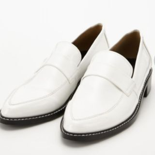 マウジー(moussy)の新品未使用　MOUSSY SHINY LOAFER 白　 L 24〜24.5(ローファー/革靴)