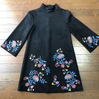 ザラ(ZARA)の【新品】ZARA WOMAN ブラック 刺繍 お花(ひざ丈ワンピース)