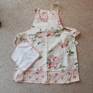 ローラアシュレイ(LAURA ASHLEY)の未使用ハンドタオル付き　ローラアシュレイ　エプロン(収納/キッチン雑貨)