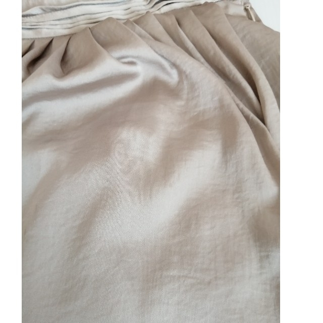a.v.v(アーヴェヴェ)のくすみピンクサテンスカートa.v.v レディースのスカート(ひざ丈スカート)の商品写真