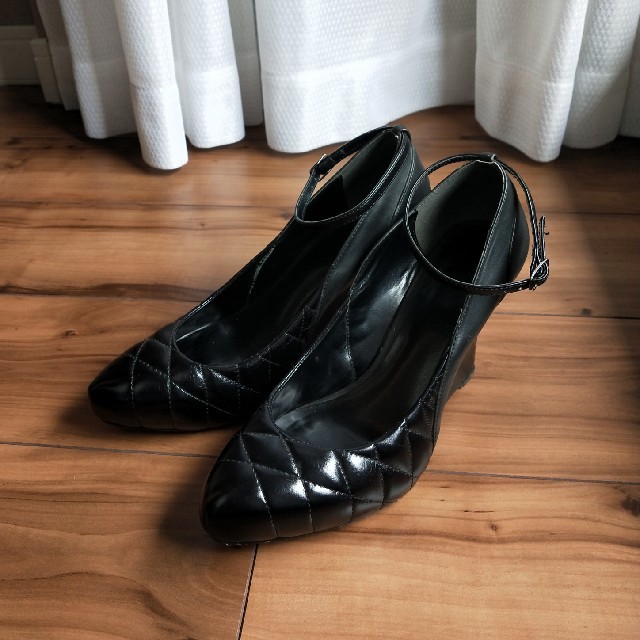 CROON A SONG(クルーンアソング)のアンクルストラップパンプス 黒 ウエッジソール レディースの靴/シューズ(ハイヒール/パンプス)の商品写真