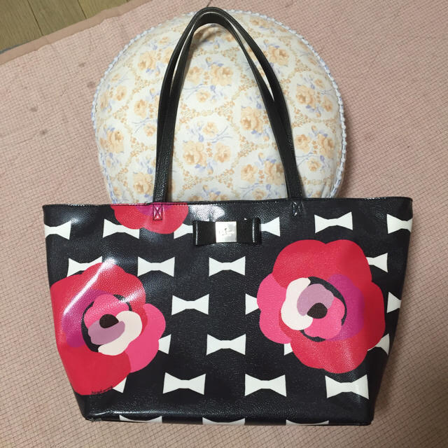 kate spade new york(ケイトスペードニューヨーク)のケイト♡フラワー柄♡リボン柄 レディースのバッグ(トートバッグ)の商品写真