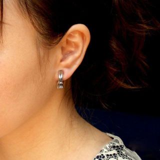 イヤリングの楽しみをシンプルに感じられる ネジ式のフープイヤリング