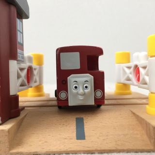 フィッシャープライス(Fisher-Price)の木製　トーマス　踏切　バーティー　セット(キャラクターグッズ)