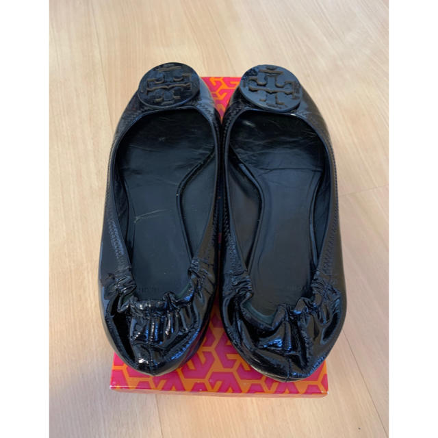 Tory Burch(トリーバーチ)のお値下げ　トリーバーチ　エナメル　フラットシューズ　黒　サイズ9 25 25.5 レディースの靴/シューズ(バレエシューズ)の商品写真