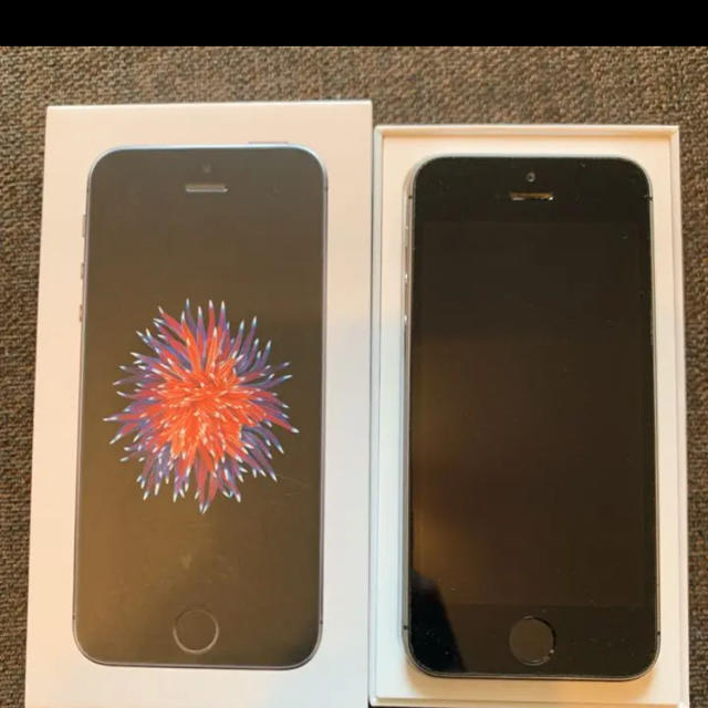 Apple(アップル)のiPhone SE Space Gray 64 GB スマホ/家電/カメラのスマートフォン/携帯電話(スマートフォン本体)の商品写真