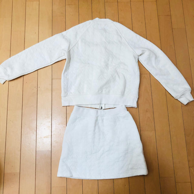 UNIQLO(ユニクロ)のジャケット　スカート　セット　ユニクロ　ホワイト キッズ/ベビー/マタニティのキッズ服女の子用(90cm~)(ジャケット/上着)の商品写真