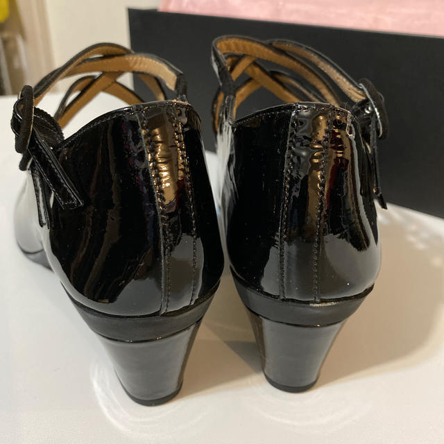 repetto(レペット)のrepetto 黒エナメルデザインパンプス36.0 レディースの靴/シューズ(ハイヒール/パンプス)の商品写真