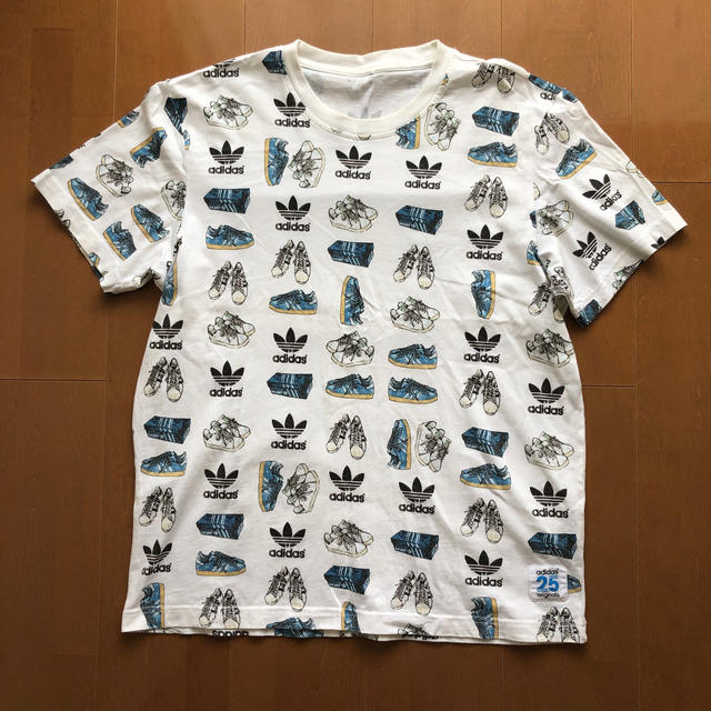 adidas(アディダス)のadidas Tシャツ　総柄　スニーカー柄　靴　トレフォイル　M-L相当 メンズのトップス(Tシャツ/カットソー(半袖/袖なし))の商品写真