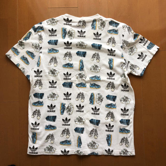 adidas(アディダス)のadidas Tシャツ　総柄　スニーカー柄　靴　トレフォイル　M-L相当 メンズのトップス(Tシャツ/カットソー(半袖/袖なし))の商品写真