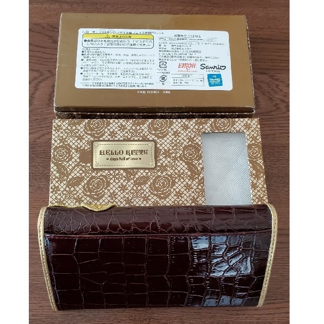 ハローキティ(ハローキティ)の未使用ハローキティ財布　クロコダイル風 レディースのファッション小物(財布)の商品写真